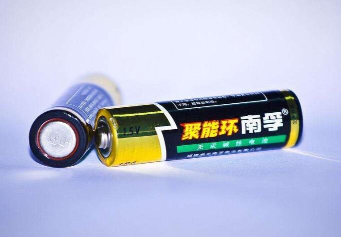 經銷商在經銷關系存續期間將生產商的商標登記為企業字號并進行使用雖然有正當理由，但這種使用只是基于二者存在共同的利益關聯這一特殊關系，并不會使經銷商的企業字號具備區別于生產商的商標及字號的獨立的識別作用。在經銷關系終止后，經銷商未經權利人許可，繼續使用原企業字號并從事與權利人存在直接競爭關系的商業經營活動，主觀上存在攀附他人商譽的惡意，客觀上也會造成消費者的混淆誤認，其行為應當認定構成不正當競爭及商標侵權。如果對于商標問題有任何疑問，歡迎前來咨詢，我們可以為您提供專業的指導性意見。歡迎關注知春路知識產權商標申請網。    基本案情  福建南平南孚電池有限公司（下稱南平南孚公司）是一家成立于1988年的主要從事電池生產的大型企業，并于1991年注冊了“南孚”商標。南孚商標、南孚品牌電池及南平南孚公司獲得過一系列榮譽，在業內具有較高的知名度和品牌影響力。廈門市南孚電子科技有限公司（下稱廈門南孚公司）的前身為廈門市南孚貿易有限公司，登記成立于1997年。1998年至2003年，廈門市南孚貿易有限公司系南平南孚公司在廈門地區的總經銷商，銷售“南孚”電池等產品，并負責南孚品牌的廣告宣傳及打假工作。  廈門市南孚貿易有限公司于2010年將企業名稱變更為廈門市南孚電子科技有限公司，其經營范圍亦變更為研發、生產及銷售電池產品等。南平南孚公司起訴主張廈門南孚公司未經許可，擅自將“南孚”字樣登記為企業字號并進行商業性使用，其行為已經構成商標侵權及不正當競爭，要求廈門南孚公司承擔停止侵權、賠償損失、消除影響的法律責任。  福建省南平市中級法院經審理認為，廈門南孚公司在其生產的與“南孚”商標核準范圍相同的產品上突出使用“南孚”標識，其行為已經構成商標侵權。另外，廈門南孚公司雖曾與南平南孚公司存在經銷合作關系，但在該關系終止后仍使用“南孚”字號，構成不正當競爭。遂判決廈門南孚公司停止侵權、變更企業名稱，賠償南平南孚公司經濟損失40萬元并登報消除影響。  廈門南孚公司不服一審判決，提起上訴。福建省高級法院經審理認為，原審認定事實清楚，適用法律正確，判決并無不當，遂駁回上訴，維持原判。  法律評析  本案的爭議焦點在于廈門南孚公司系在經銷關系合作期間登記的企業字號，其對該字號的使用是否已經具備獨立的區分經營主體的資格？在經銷關系終止后，廈門南孚公司繼續使用該字號是否具有合理基礎？  首先，廈門南孚公司在經銷關系存續期間對其自身“南孚”字號的使用并不會產生獨立的權益。廈門南孚公司辯稱其企業名稱系經合法登記，無任何主觀惡意，南平南孚公司對此是默許的。且在二十幾年的經營與推廣中，廈門南孚公司已賦予“廈門南孚”全新的企業品牌價值及意義，完全區別于南平南孚公司。法院分析認為，廈門南孚公司在1997年開始登記使用“南孚”字號的企業名稱前后，系南平南孚公司在廈門地區“南孚”電池相關產品的經銷商，雙方2003年終止了經銷合作關系。在合作期間，廈門南孚公司除經銷南平南孚公司的產品外，還代為進行廣告宣傳及打假，故二者之間存在共同的利益關聯，廈門南孚公司在此期間對“南孚”品牌的商業性使用實質上均是為了維護和提升南平南孚公司的“南孚”品牌知名度。廈門南孚公司并不會因這種使用行為而使“廈門南孚”在使用中具備獨立的品牌辨識度，從而區別于“南孚”品牌。而南平南孚公司之所以在此期間默許廈門南孚公司在企業名稱中使用“南孚”字號，也是基于雙方存在經銷合作關系這一前提。  其次，廈門南孚公司在經銷關系終止后繼續登記使用“南孚”字號構成不正當競爭及商標侵權。廈門南孚公司企業名稱中最具識別性的部分應是字號“南孚”，而該字號與南平南孚公司的字號完全相同。相關消費者施以一般注意力，顯然不易區分二者屬于不存在關聯性的兩個獨立的經營主體，會造成混淆誤認。而正是由于廈門南孚公司與南平南孚公司曾經存在經銷合作關系，故廈門南孚公司對南孚名牌及該品牌與南平南孚公司之間的唯一關聯性是清楚的。在雙方的經銷合作關系終止后，在未取得南平南孚公司的明確許可下，廈門南孚公司作為同業競爭者，在后續的生產經營過程中實際上負有更高的注意義務來主動避讓，避免與南平南孚公司及南孚品牌產生混淆。但廈門南孚公司仍然繼續使用“南孚”字號，并在2010年將企業名稱變更為目前使用的含有“南孚”字號的名稱。由于廈門南孚公司并沒有能夠證明“廈門南孚”經過其使用已經具備獨立的品牌價值且能夠與南平南孚公司及南孚品牌進行區分，故廈門南孚公司對“南孚”字號的使用主觀上是為了攀附南平南孚公司商譽和搭南孚品牌的便車，客觀上也會造成消費者對這兩家存在關聯或其他品牌許可關系的混淆誤認。  綜合以上分析，可以認定廈門南孚公司登記含有“南孚”字號的企業名稱并進行商業使用的行為構成不正當競爭及商標侵權。廈門南孚公司有關其企業名稱登記合法，使用具有正當性的理由顯然不能成立。
